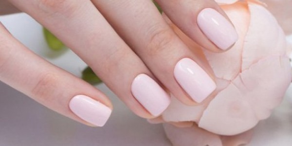 Manicure calma em unhas curtas com um padrão. Foto, design, novos itens Polimento em gel 2024