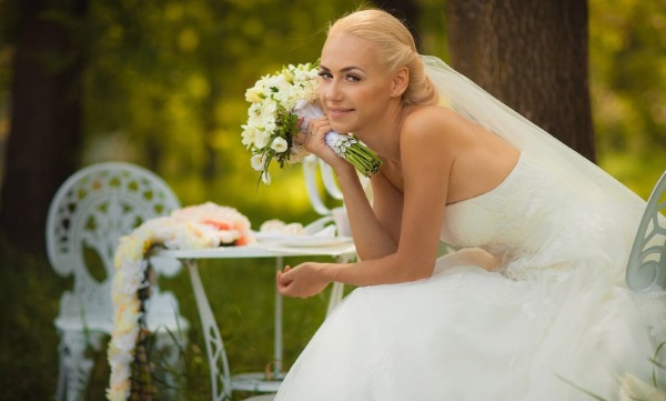 Combien ça coûte de jouer à un mariage: toastmaster, photographe, présentateur, décorer la salle, inviter une star, feux d'artifice, limousine, tournage vidéo