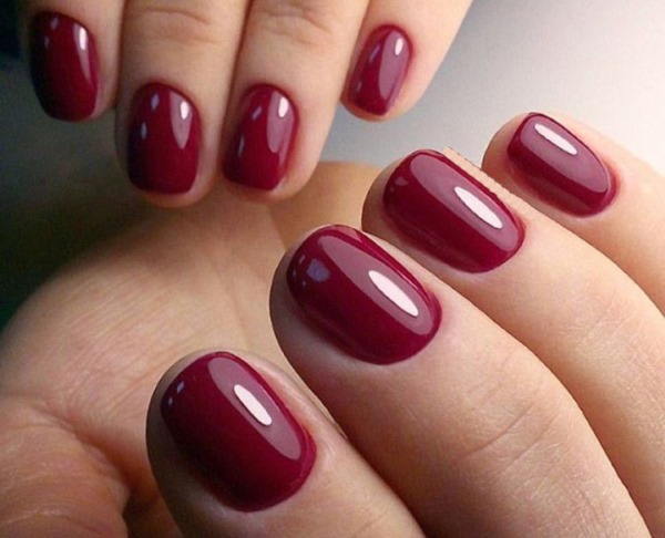 Manicure Burgundy para unhas curtas. Fotos, designs e tendências para 2024