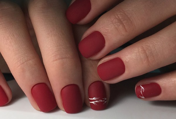 Manicure Burgundy para unhas curtas. Fotos, designs e tendências para 2024