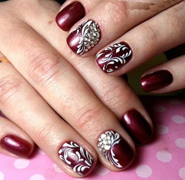 Manicure Burgundy para unhas curtas. Fotos, designs e tendências para 2024