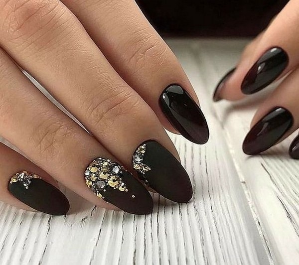 Manicure preta com strass. Desenho de fotos para curto, longo, esfregado, em um dedo