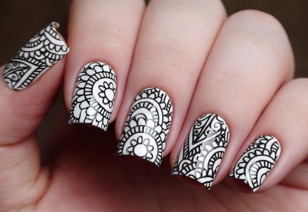 Desenho de unhas preto e branco. Foto de novos itens com strass, prata, jaqueta de serviço, ouro, padrão