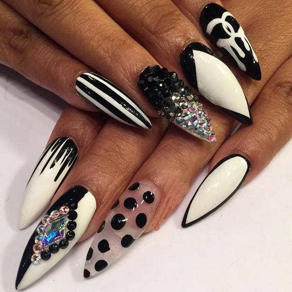 Desenho de unhas preto e branco. Foto de novos itens com strass, prata, jaqueta de serviço, ouro, padrão