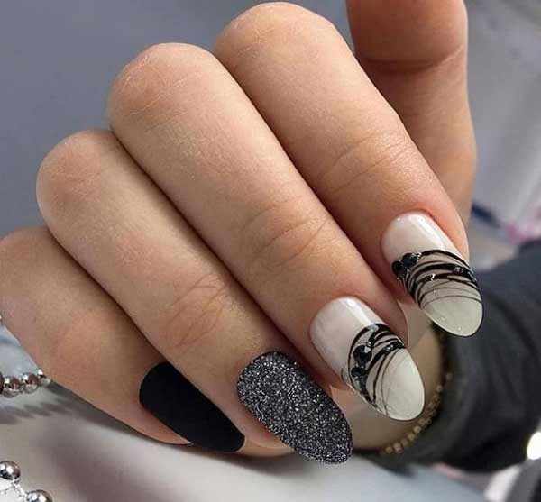 Desenho de unhas preto e branco. Foto de novos itens com strass, prata, jaqueta de serviço, ouro, padrão