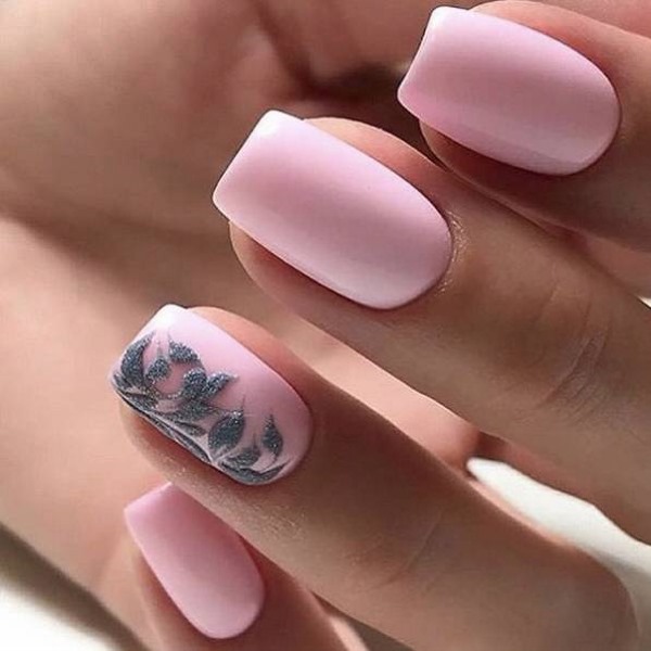 Desenho de unhas na cor cinza-rosa. Manicure fotográfica, tendências da moda 2024