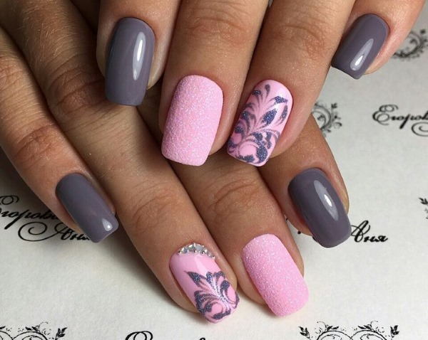 Desenho de unhas na cor cinza-rosa. Manicure fotográfica, tendências da moda 2024