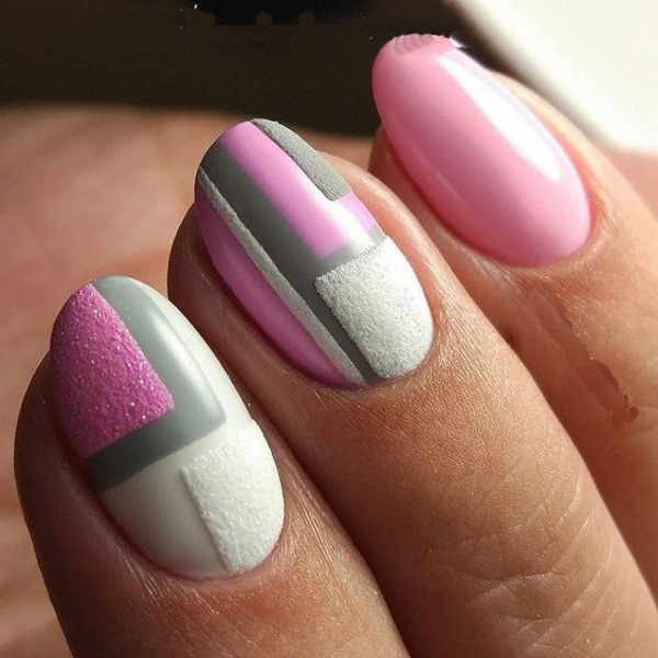 Desenho de unhas na cor cinza-rosa. Manicure fotográfica, tendências da moda 2024