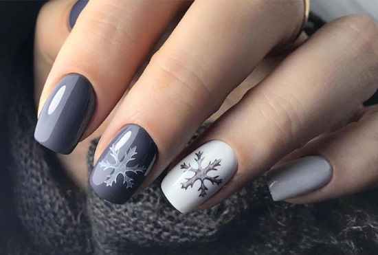 Dessins d'ongles à la mode en gris. Photo des nouveautés 2024 vernis gel, français, avec paillettes, frottement, motif