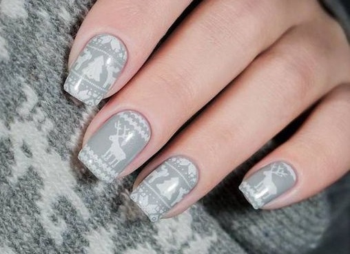 Dessins d'ongles à la mode en gris. Photo des nouveautés 2024 vernis gel, français, avec paillettes, frottement, motif