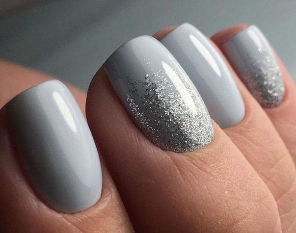 Conception d'ongles en gris 2024-2