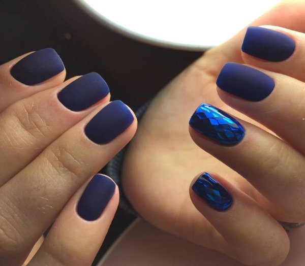 Desenhos de manicure em azul.Foto dos novos produtos 2024 com esmalte gel, francês, com brilhos, esfregando, um padrão nas unhas