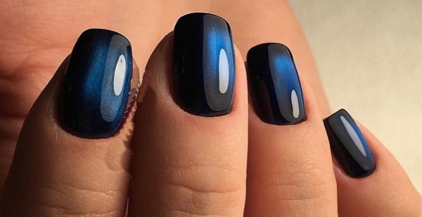 Desenhos de manicure em azul. Foto dos novos produtos 2024 com esmalte gel, francês, com brilhos, esfregando, um padrão nas unhas