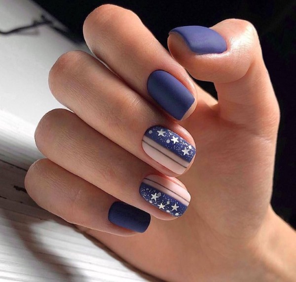 Desenhos de manicure em azul. Fotos de novos produtos 2024 com esmalte gel, francês, com brilhos, fricção, estampa nas unhas