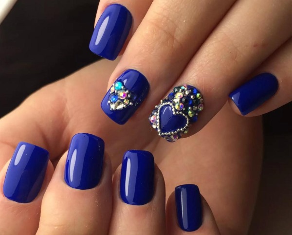 Desenhos de manicure em azul. Foto dos novos produtos 2024 com esmalte gel, francês, com brilhos, esfregando, um padrão nas unhas