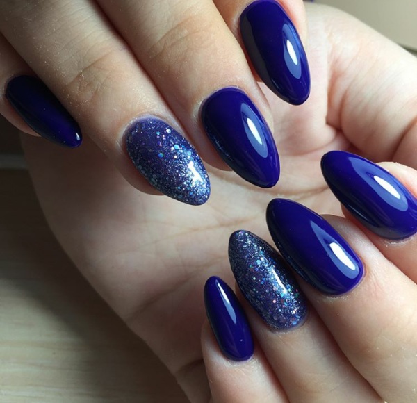 Desenhos de manicure em azul. Foto dos novos produtos 2024 com esmalte gel, francês, com brilhos, esfregando, um padrão nas unhas