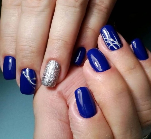 Desenhos de manicure em azul. Foto dos novos produtos 2024 com esmalte gel, francês, com brilhos, esfregando, um padrão nas unhas