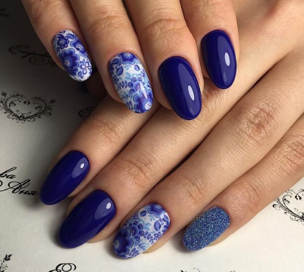 Desenhos de manicure em azul. Fotos de novos produtos 2024 com esmalte gel, francês, com brilhos, esfregando, estampa nas unhas