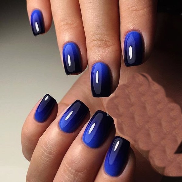 Desenhos de manicure em azul. Fotos de novos produtos 2024 com esmalte gel, francês, com brilhos, fricção, estampa nas unhas