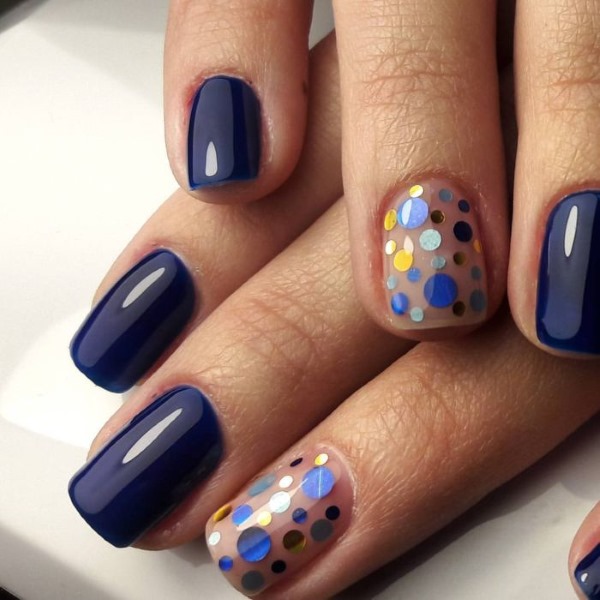 Desenhos de manicure em azul. Foto dos novos produtos 2024 com esmalte gel, francês, com brilhos, esfregando, um padrão nas unhas