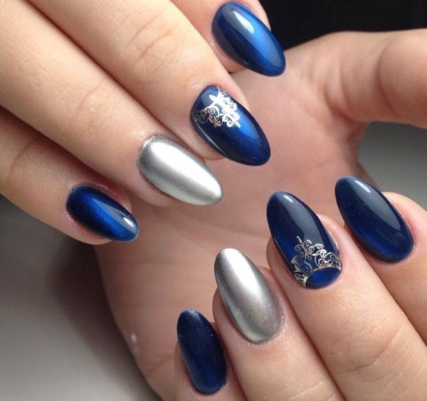 Desenhos de manicure em azul. Foto dos novos produtos 2024 com esmalte gel, francês, com brilhos, esfregando, um padrão nas unhas