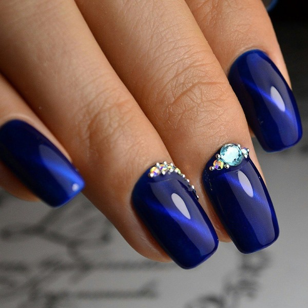 Desenhos de manicure em azul. Foto dos novos produtos 2024 com esmalte gel, francês, com brilhos, esfregando, um padrão nas unhas