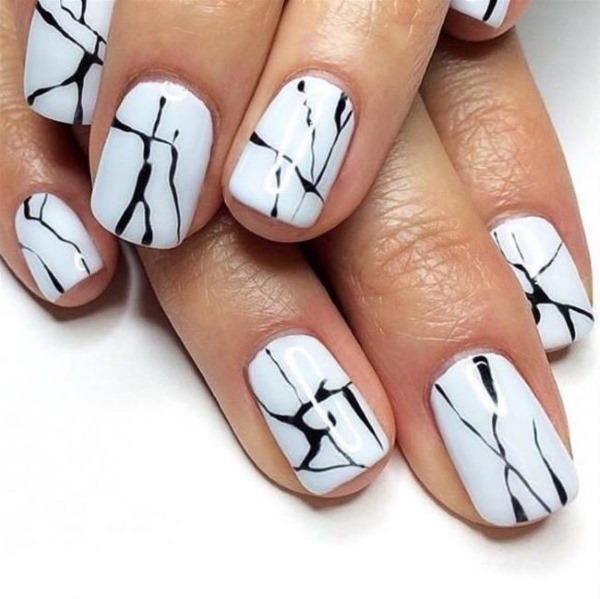 Desenhos de unhas para iniciantes passo a passo. Foto, vídeo simples com um estêncil, strass, desenhos