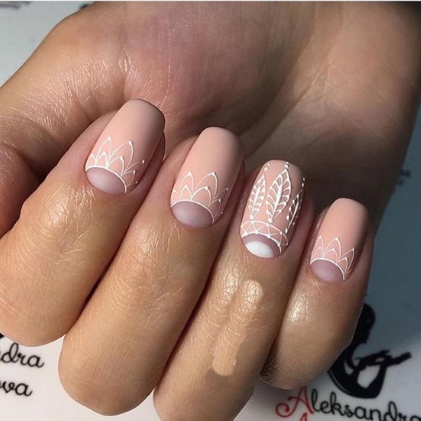 Desenhos de unhas para iniciantes passo a passo. Foto, vídeo simples com um estêncil, strass, desenhos