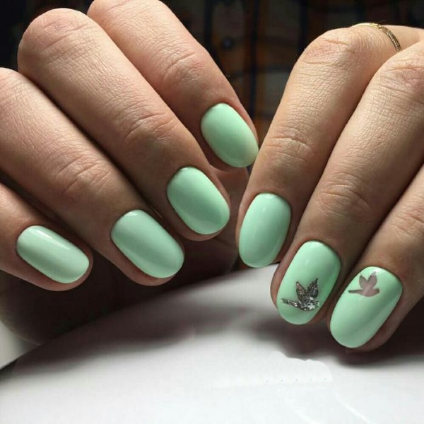 Dessins d'ongles verts. Photo avec une image, strass, or, frottement. Nouveau pour 2024