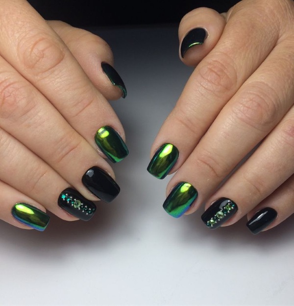 Dessins d'ongles verts. Photo avec une image, strass, or, frottement. Nouveau pour 2024