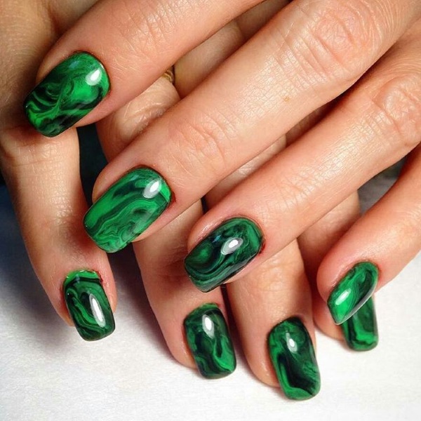 Dessins d'ongles verts. Photo avec une image, strass, or, frottement. Nouveau pour 2024