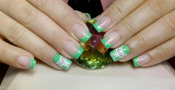 Desenhos de unhas verdes. Foto com uma imagem, strass, ouro, esfregando. Novo para 2024