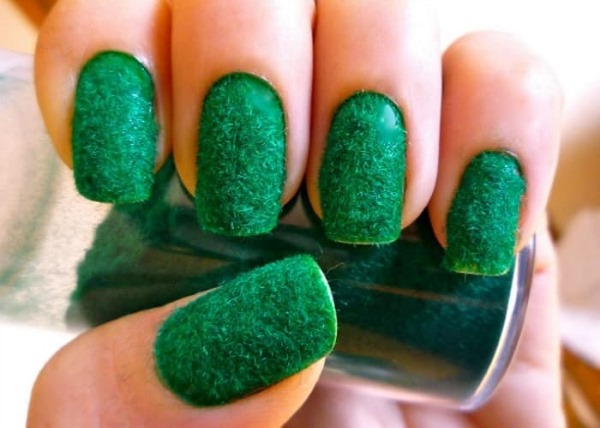 Desenhos de unhas verdes. Foto com uma imagem, strass, ouro, esfregando. Novo para 2024