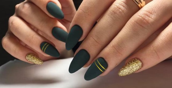 Desenhos de unhas verdes. Foto com uma imagem, strass, ouro, esfregando. Novo para 2024