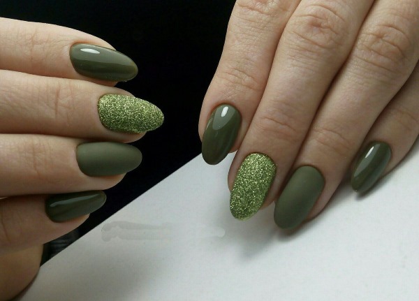 Desenhos de unhas verdes. Foto com uma imagem, strass, ouro, esfregando. Novo para 2024