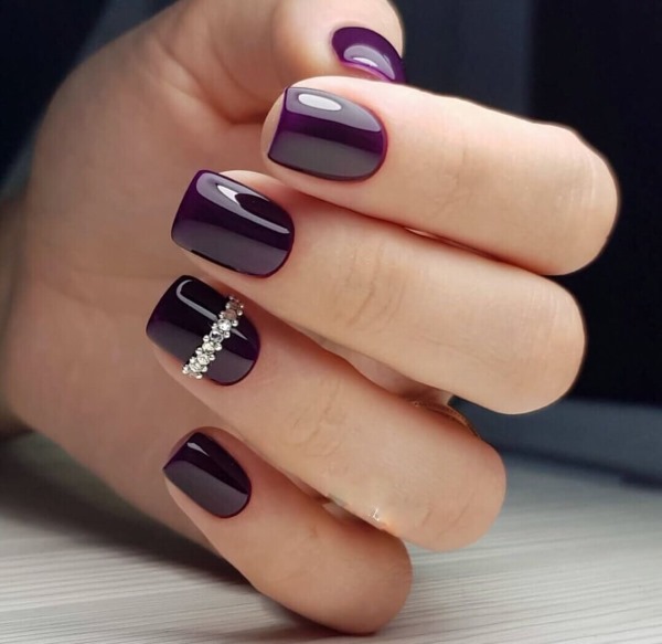 Manicure roxa para unhas curtas. A combinação de cores, fotos, novos itens 2024 polonês gel