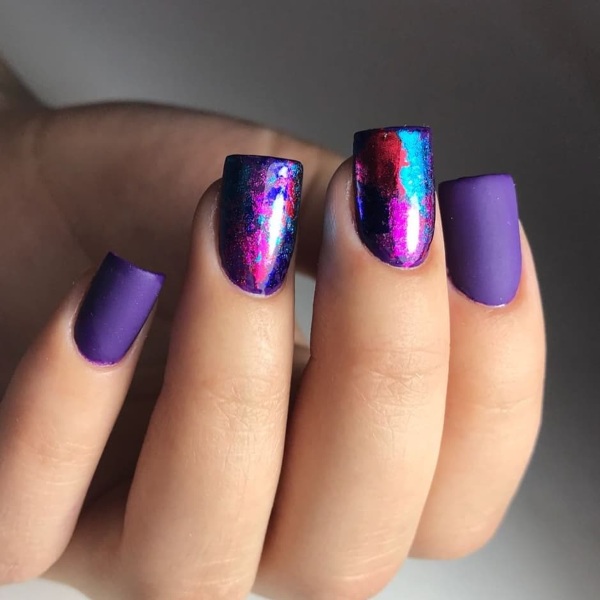 Manicure roxa para unhas curtas. A combinação de cores, fotos, novos itens 2024 polonês gel