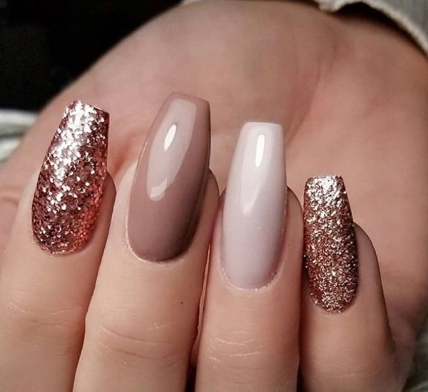 Manicure marrom com desenhos em tons de marrom. Foto fosca, com strass, brilhos, olho de gato, francês