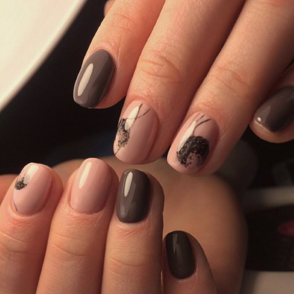 Manicure marrom com desenhos em tons de marrom. Foto fosca, com strass, brilhos, olho de gato, francês