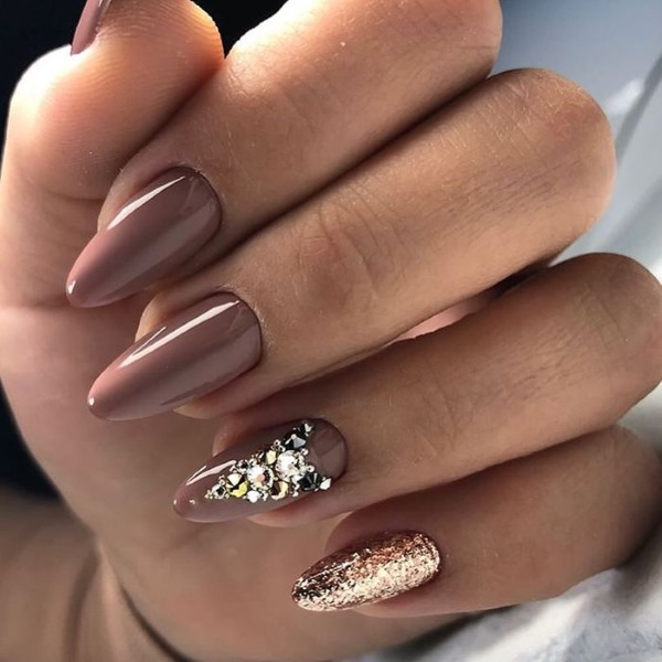 Manicure marrom com desenhos em tons de marrom. Foto fosca, com strass, brilhos, olho de gato, francês