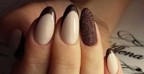 Manicure marrom com desenhos em tons de marrom. Foto fosca, com strass, brilhos, olho de gato, francês