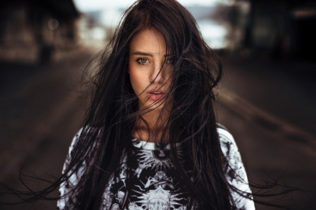 Belles brunes aux cheveux longs. Photo sur avu de dos, de côté, à la maison, dans la rue, sur la mer, près de l'eau