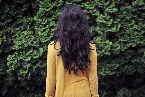 Belles brunes aux cheveux longs. Photo sur avu de dos, de côté, à la maison, dans la rue, sur la mer, près de l'eau