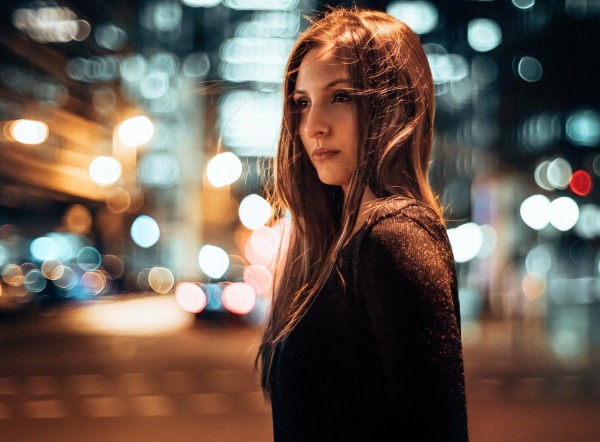 Belles brunes aux cheveux longs. Photo sur avu de dos, de côté, à la maison, dans la rue, sur la mer, près de l'eau