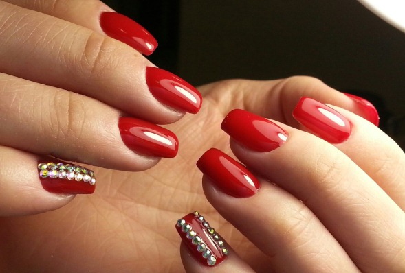 Design de polonês de gel vermelho. Foto para unhas curtas e compridas. Ideias com strass, brilhos