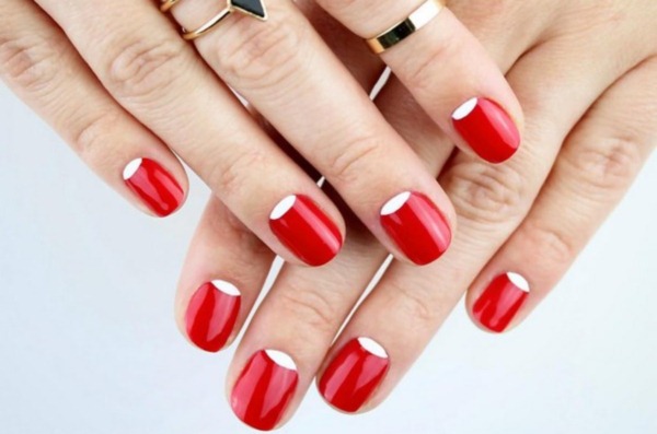 Design de polonês de gel vermelho. Foto para unhas curtas e compridas. Ideias com strass, brilhos