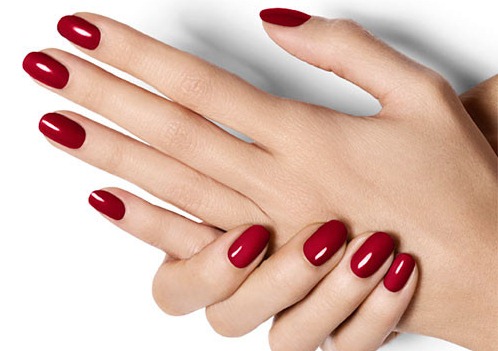 Design de polonês de gel vermelho. Foto para unhas curtas e compridas. Ideias com strass, brilhos