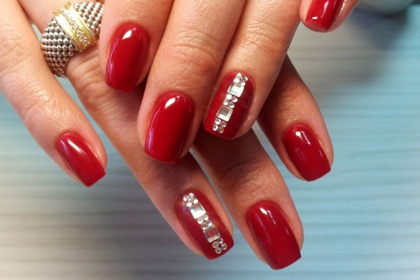 Design de polonês de gel vermelho. Foto para unhas curtas e compridas. Ideias com strass, brilhos