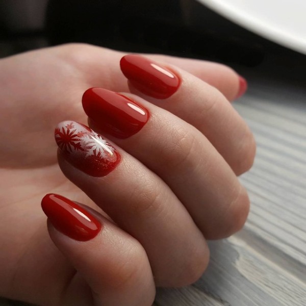 Manicure vermelha para unhas compridas. Foto 2024 com strass, listras, enfeite, francês