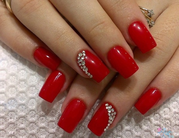 Manucure rouge pour les ongles longs. Photo 2024 avec strass, rayures, ornement, français